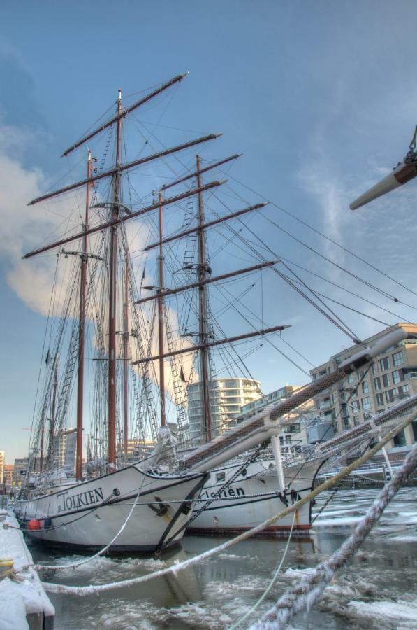 Segelschiff J.R. Tolkien Hotel Hamburgo Exterior foto