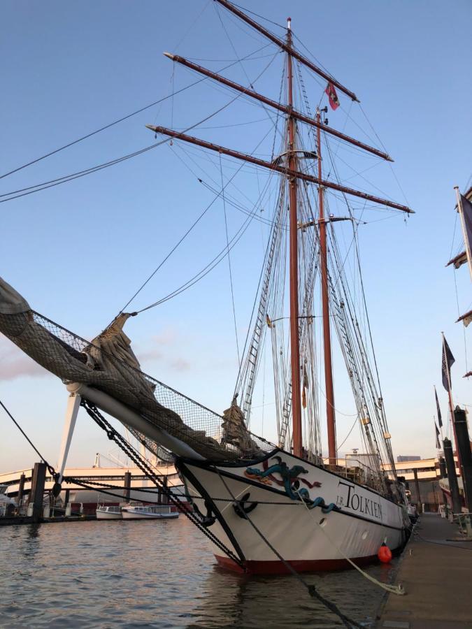 Segelschiff J.R. Tolkien Hotel Hamburgo Exterior foto